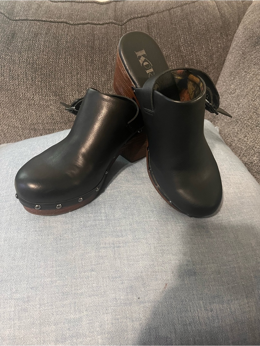 Korks Black Leather Clog Mules with Adjustable Sling Strap - Picture 2 of 8